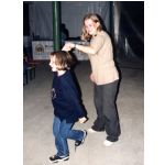 Camping 2000: Kristina Fleischer und Verena Mller wagen ein Tnzchen bei der Sonnwendfeier