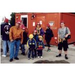Camping 2000: Roman Hoffmann, Michael Koterba, Lara Hoffmann, Kristina, Sabine und Tobias Fleischer sowie Anita Hoffmann bei der Besichtigung des Bohrturms