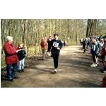 Kreiswaldlaufmeisterschaften 2000 in Schweinfurt: Sebastian Mller beim Zieleinlauf, Reinhold Griebsch als Zielrichter