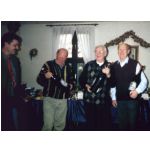 Weihnachtsfeier 2000: Bruno Mller dankt Eduard Friedrich, Reinhold Griebsch und Hans Friedrich fr ihr langjhriges Engagement