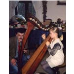 Weihnachtsfeier 2000: Bruno Mller assistiert Jule Stein beim Harfespiel
