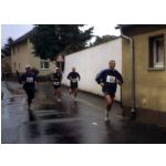 Maintallauf 2001: Walter Rubey [rechts] beim Halbmarathon durch Grafenrheinfeld