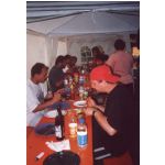 Camping 2002: Essenfassen auf dem grundlos berdachten Campingplatz