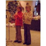 Weihnachtsfeier 2003: Denise Pinik und Melanie Kistner