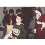 Weihnachtsfeier 2003: Tobias erhlt sein Geschenk vom Nikolaus