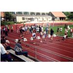 Unterfrnkische Meisterschaften in Bad Kissingen 1996: Verena Mller vor dem Start zum 75m-Lauf (W14)