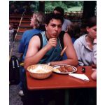 Camping 1999: Manuel Heurich versucht den Rekord im Bratwurstessen zu brechen, hier arbeitet er gerade an der sechsten von insgesamt zwlf Wrsten