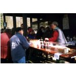 Unterfrnkische Cross- & Waldlaufmeisterschaften 1999 in Schweinfurt: Irene Griebsch hinter dem Verkaufsstand sorgt fr das Wohlergehen aller Beteiligten